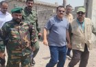 مدير البريقة وممثل من ( اليونبس ) يطلعان على إحتياجات المديرية من المشاريع الخدمية والإنمائية
