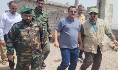 مدير البريقة وممثل من ( اليونبس ) يطلعان على إحتياجات المديرية من المشاريع الخدمية والإنمائية