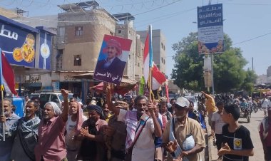 غضب شعبي في خنفر.. مسيرة حاشدة تؤكد الاصطفاف مع قبائل ردفان وترفض الإفراج عن مدانين بالإرهاب