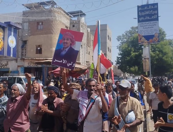 غضب شعبي في خنفر.. مسيرة حاشدة تؤكد الاصطفاف مع قبائل ردفان وترفض الإفراج عن مدانين بالإرهاب