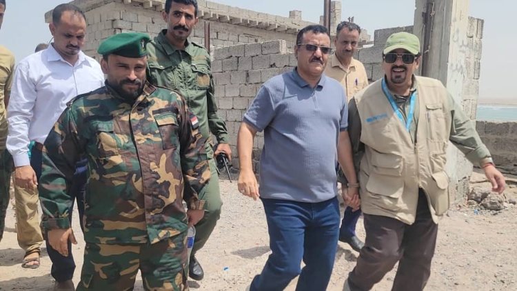 مدير البريقة وممثل من ( اليونبس ) يطلعان على إحتياجات المديرية من المشاريع الخدمية والإنمائية