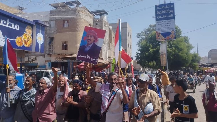 غضب شعبي في خنفر.. مسيرة حاشدة تؤكد الاصطفاف مع قبائل ردفان وترفض الإفراج عن مدانين بالإرهاب