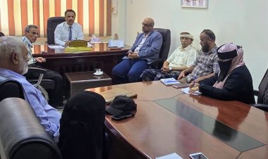 الوكيل غازي لحمر يناقش مع الفريق الفني التصاميم والدراسات الخاصة بالبنية التحتية لمشروع إعادة تأهيل ميناء الاصطياد السمكي في عدن