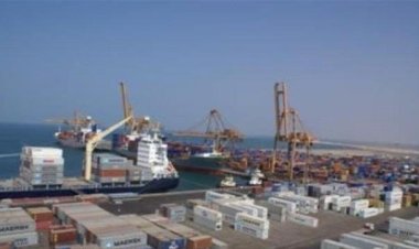 الحوثي يكرر الهجمات على ميناء المخا بالصواريخ والمسيّرات