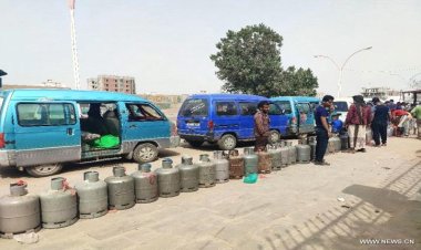 صحفي عدني: أزمة الغاز تجاوزت كل حدود المنطق.. أين المحاسبة؟