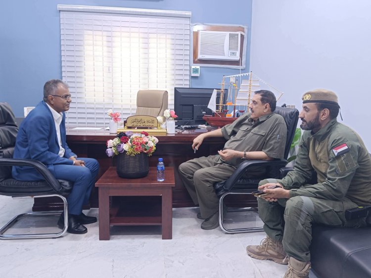 مدير شرطة العاصمة عدن يتفقد مديرية المعلا ويبحث مع السلطة المحلية أوضاعها وسبل تعزيز الأمن والاستقرار