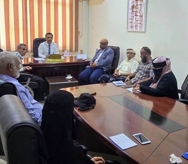 الوكيل غازي لحمر يناقش مع الفريق الفني التصاميم والدراسات الخاصة بالبنية التحتية لمشروع إعادة تأهيل ميناء الاصطياد السمكي في عدن