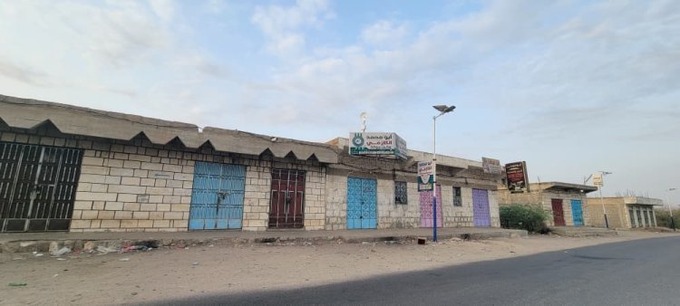 دعماً للتصعيد الشعبي.. المحفد تشهد عصياناً مدنيّاً طال المحال التجارية بالمديرية