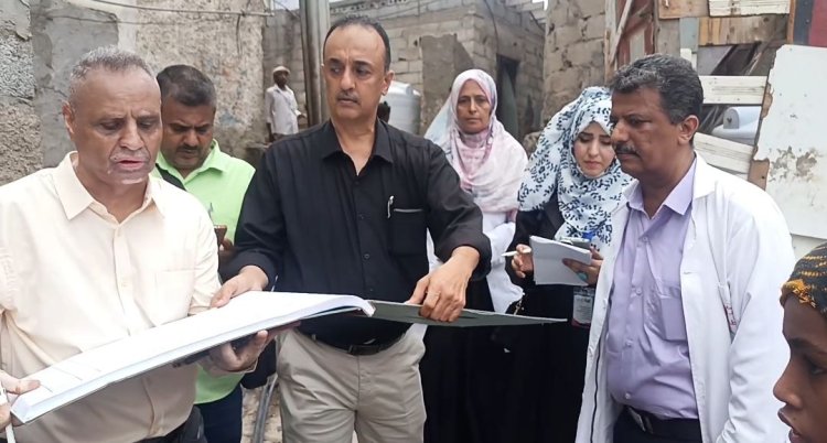 مدير صحة عدن يتفقد فرق التحصين المشاركة في حملة مكافحة الحصبة بمديرية التواهي