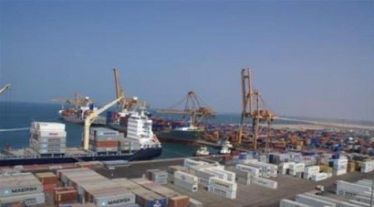 الحوثي يكرر الهجمات على ميناء المخا بالصواريخ والمسيّرات