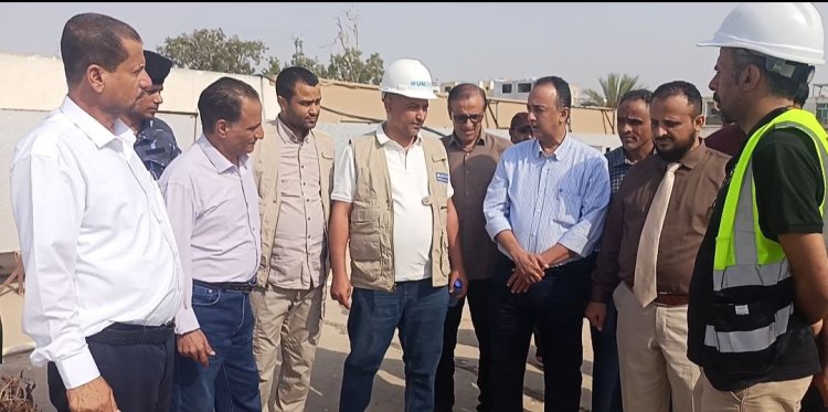 الشعبي واليزيدي يدشنان أعمال مشروع تركيب منظومة طاقة شمسية لمستشفى 22 مايو الجراحي بدعم من اليونبس