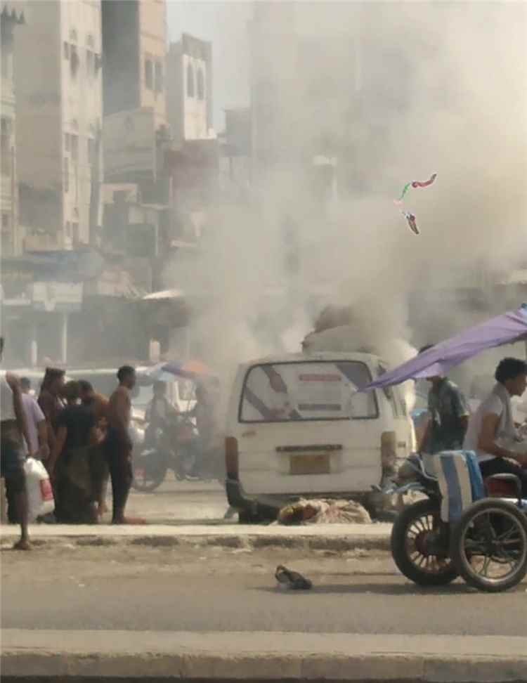 احتراق باص نقل في مديرية الشيخ عثمان بالعاصمة عدن