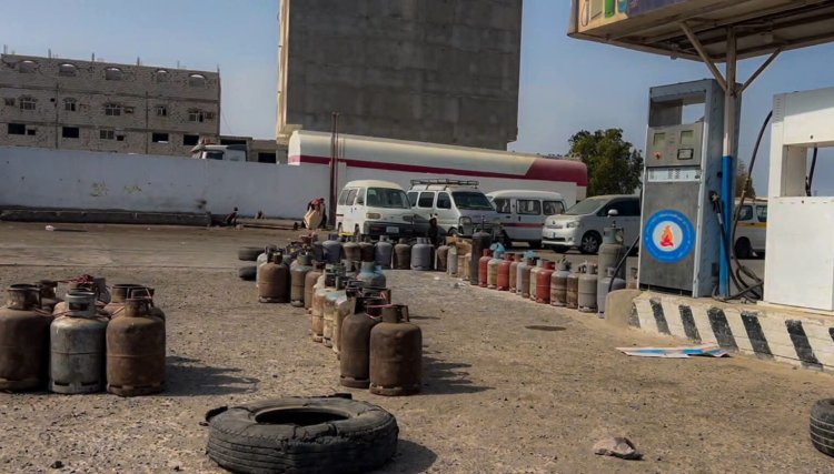 أزمة الغاز تضاعف معاناة المواطنين في عدن.. ولجان التصعيد تؤكد: حرب الخدمات لن تكسر إرادة الجنوبيين