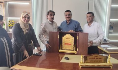 مدير عام البريقة يتسلم درعاٌ تكريمياٌ من إدارة مكتب التربية والتعليم بمديرية المنصورة