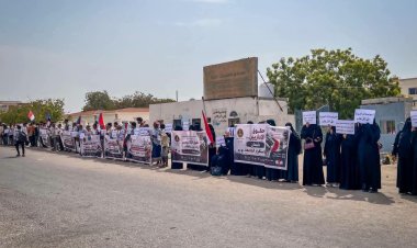 منسقية انتقالي جامعة حضرموت تنظم وقفة احتجاجية سلمية للمطالبة بحقوق الأكاديميين والإداريين والطلبة