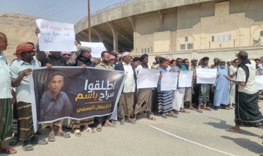 وقفة احتجاجية في بسيئون تطالب بالإفراج عن باسم دويل ووائل مرجان
