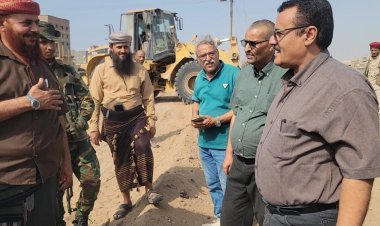 عدن..مدير عام البريقة يدشن أعمال شق وفتح شارع التسعين