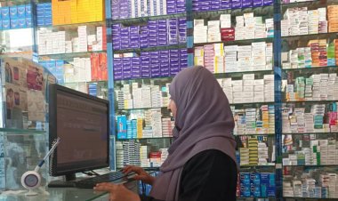صحة عدن تضبط ادوية منقذة للحياة مهربة وادوية منتهية تباع في صيدليات مديرية المنصورة