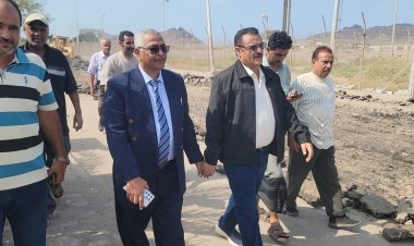 بمعية المدير التنفيذي لشركة مصافي عدن..مدير عام البريقة يدشن مشروع إعادة تأهيل أحد الشوارع المتهالكة بالمديرية