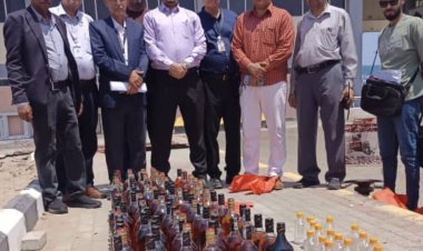 إتلاف 132 قارورة خمور مهربة في عدن بإشراف النيابة العامة