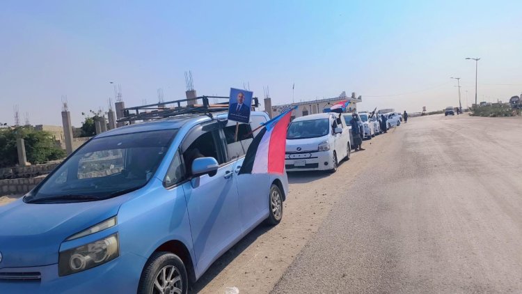 موكب أبناء أحور يزحف إلى العاصمة عدن للمشاركة في مليونية الذكرى الـ55 لتأسيس الجيش الجنوبي