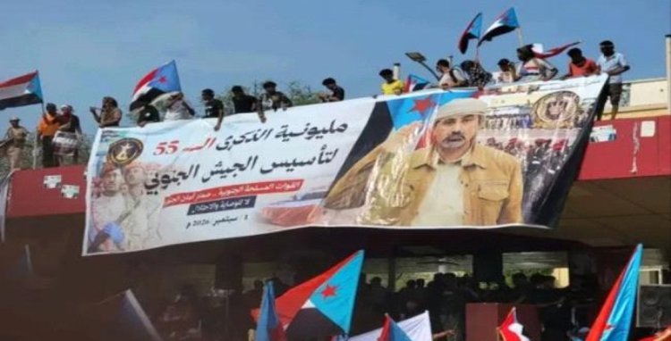رفع اللافتة الرئيسية لمليونية ذكرى تأسيس الجيش الجنوبي بساحة العروض