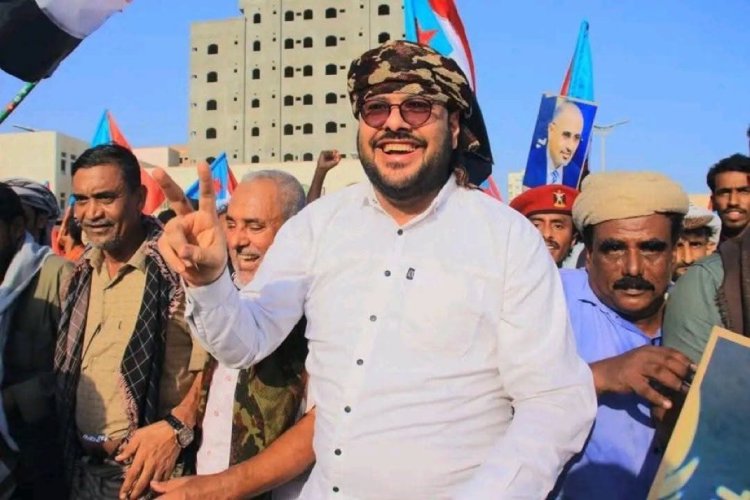 عقب فشلها في كسر إرادة الجماهير..   حملة أمنية مسعورة تقتحم منازل المواطنين في المكلا بحثا عن رئيس انتقالي حضرموت