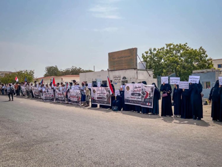 منسقية انتقالي جامعة حضرموت تنظم وقفة احتجاجية سلمية للمطالبة بحقوق الأكاديميين والإداريين والطلبة