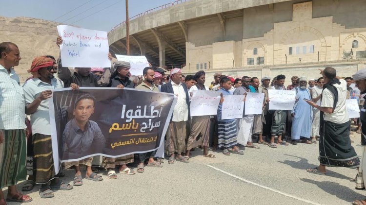 وقفة احتجاجية في بسيئون تطالب بالإفراج عن باسم دويل ووائل مرجان
