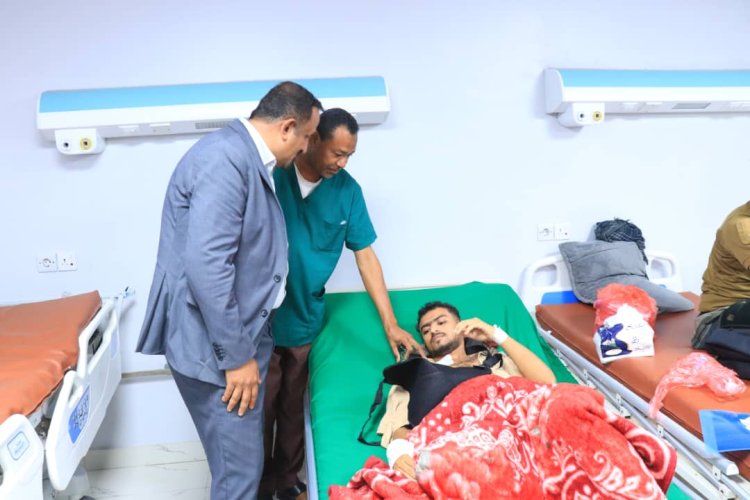 وكيل عدن لشؤون الشهداء والجرحى يتفقد أوضاع الجرحى في مستشفيي عبود والمنصورة