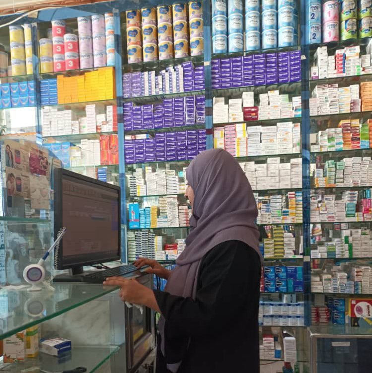 صحة عدن تضبط ادوية منقذة للحياة مهربة وادوية منتهية تباع في صيدليات مديرية المنصورة