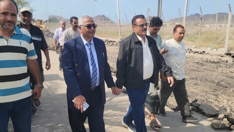 بمعية المدير التنفيذي لشركة مصافي عدن..مدير عام البريقة يدشن مشروع إعادة تأهيل أحد الشوارع المتهالكة بالمديرية