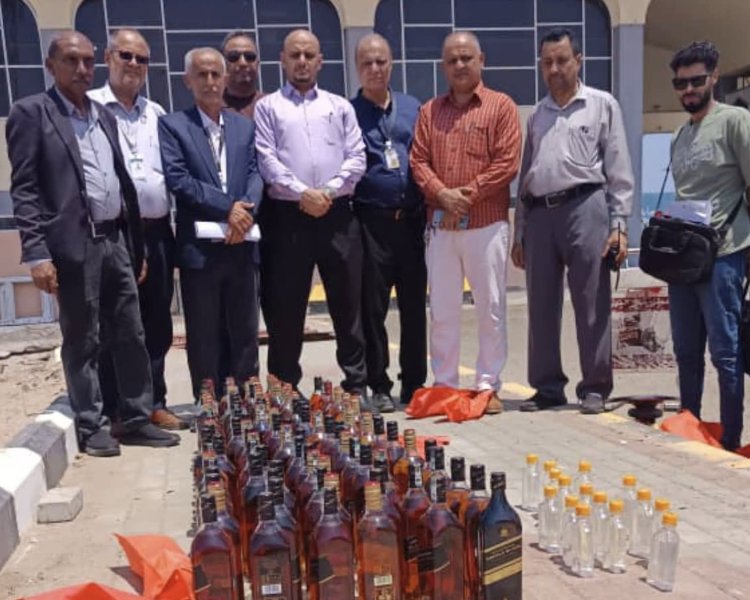 إتلاف 132 قارورة خمور مهربة في عدن بإشراف النيابة العامة