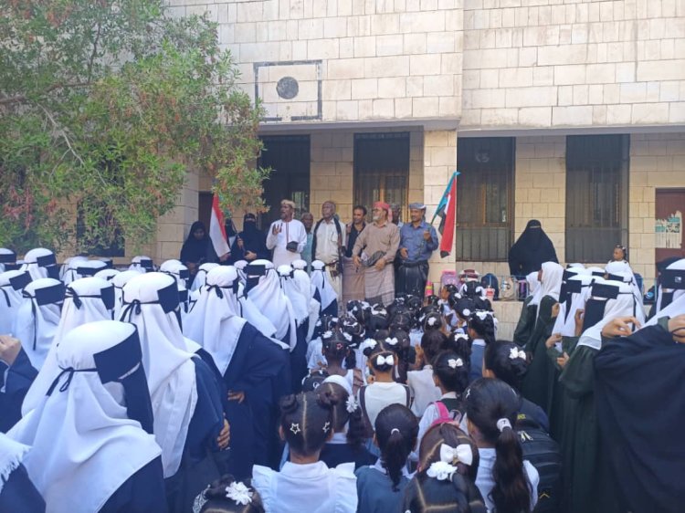 انتقالي أبين يدشن رفع علم دولة الجنوب العربي وترديد النشيد الجنوبي في مدارس وثانويات المحافظة