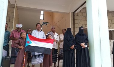 انتقالي خنفر يواصل حملة رفع علم دولة الجنوب وترديد النشيد الوطني في مدارس الكود