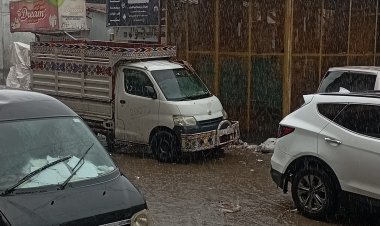 بعد توقف لدقائق.. الأمطار تعاود الهطول بشكل أكبر في عدن