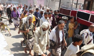 انتقالي أبين يشيع جثمان المناضل صالح ناجي بن عطاف في موكب جنائزي حاشد بمديرية خنفر