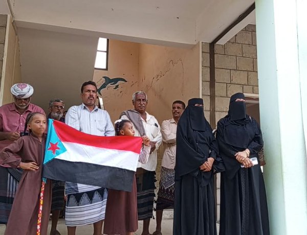انتقالي خنفر يواصل حملة رفع علم دولة الجنوب وترديد النشيد الوطني في مدارس الكود