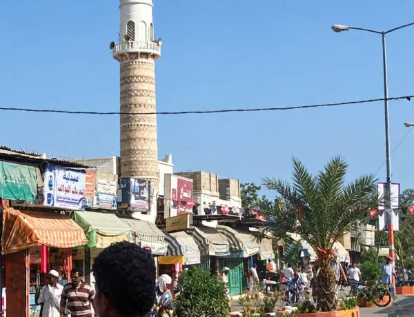 مطالبات شعبية في خنفر بمنع حمل السلاح ليلاً لسائقي الدراجات النارية وتفتيش مخيمات النازحين