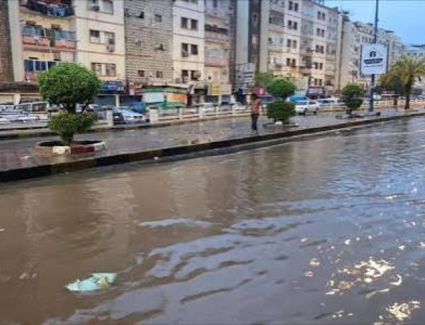 يحدث الان..هطول أمطار غزيرة على العاصمة عدن