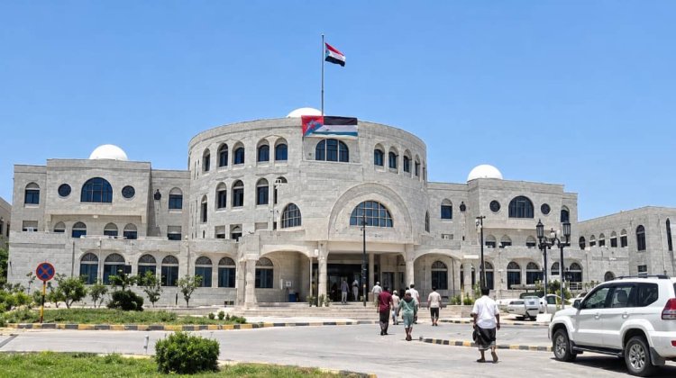 مدير عام.. يتهم محافظ محافظة أبين بفتح باب الفتنة في المحافظة