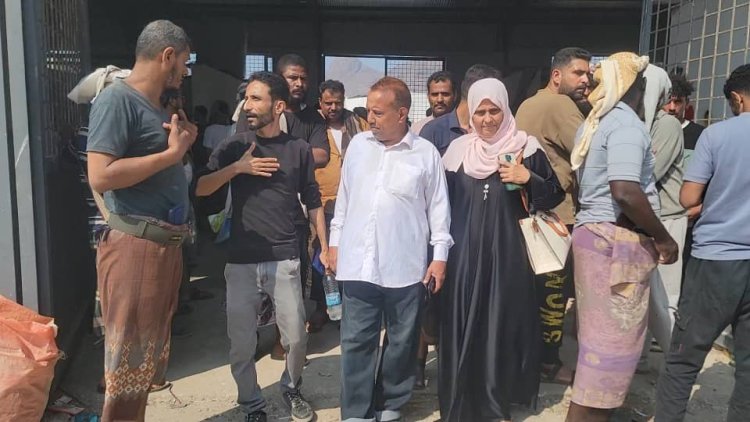 مدير عام البريقة يوجه بإدخال الباعة في الأبنية العشوائية والمتجولين إلى السوق المركزي الجديد