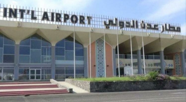 صواريخ حوثية تضرب مطار عدن.. مسافرون ومرضى يغادرون وطلاب المدارس في دائرة الخطر